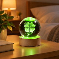 Lampka nocna kula kryształowa z czterolistną koniczyną, zasilana z USB