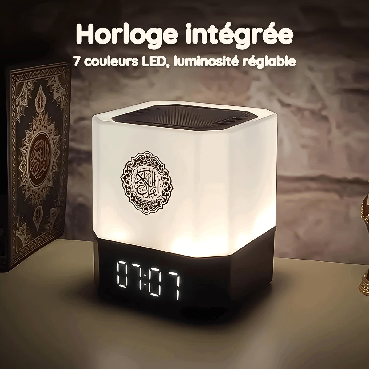Veilleuse coranique Adhan blanche avec horloge intégrée devant un mur en pierre