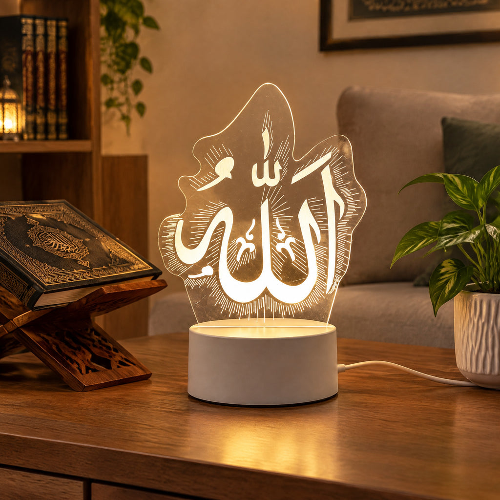 Veilleuse coranique blanche 3D à la calligraphie gravée posée dans un salon
