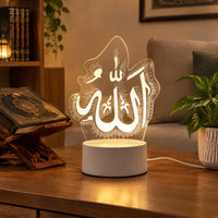 Veilleuse coranique blanche 3D à la calligraphie gravée posée dans un salon