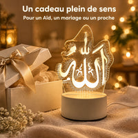 Veilleuse coranique posée près d'une boîte cadeau ouverte avec ruban, idée cadeau pour l'Aïd ou un mariage