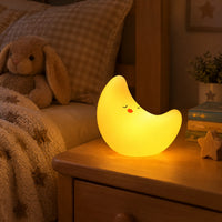 Veilleuse lune lumineuse sur la table de chevet d'une chambre d'enfant