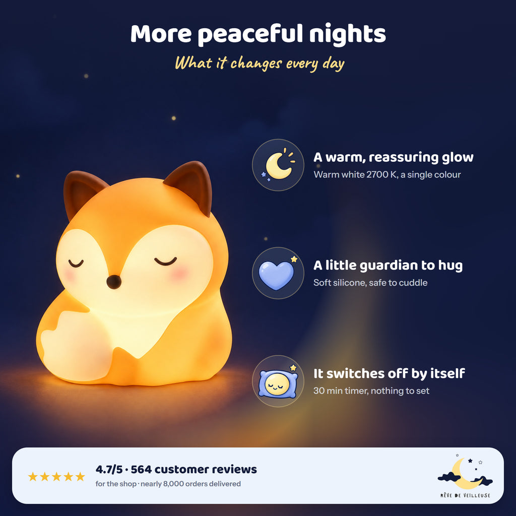 Sitting fox night light on a night-blue background with its three benefits: warm glow, soft silicone to cuddle and automatic switch-off