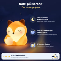 Luce notturna volpe seduta su sfondo blu notte con i suoi tre vantaggi: luce calda, silicone morbido da coccolare e spegnimento automatico