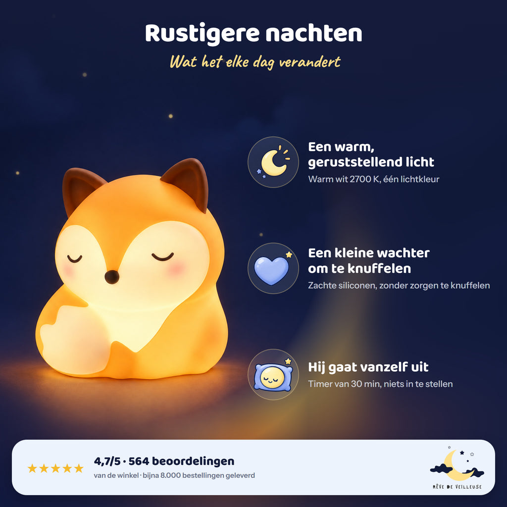 Nachtlampje zittende vos op nachtblauwe achtergrond met drie voordelen: warm licht, zachte siliconen om te knuffelen en automatische uitschakeling