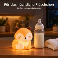 Eingeschaltetes Fuchs-Nachtlicht neben einer Flasche Milch auf einer Küchenarbeitsplatte bei Nacht