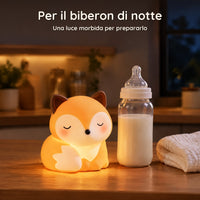 Luce notturna a forma di volpe accesa accanto a un biberon di latte su un piano della cucina di notte