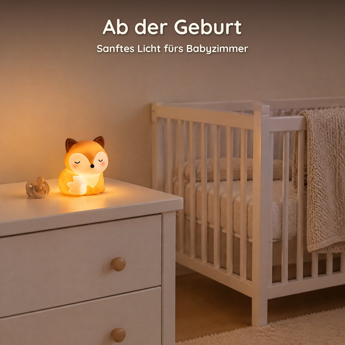 Eingeschaltetes Fuchs-Nachtlicht auf einer Kommode im Babyzimmer neben einem Gitterbett