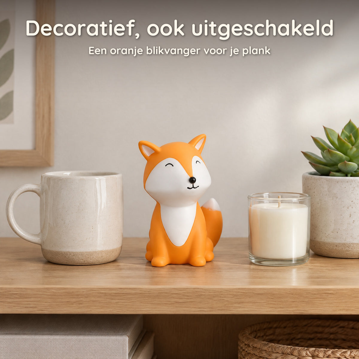 Oranje vos nachtlampje uitgeschakeld op een plank tussen een mok en een kaars: decoratief, ook uitgeschakeld