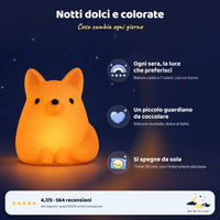 Luce notturna volpe arancione su sfondo blu notte con i suoi tre vantaggi: luce a scelta, silicone da coccolare, timer