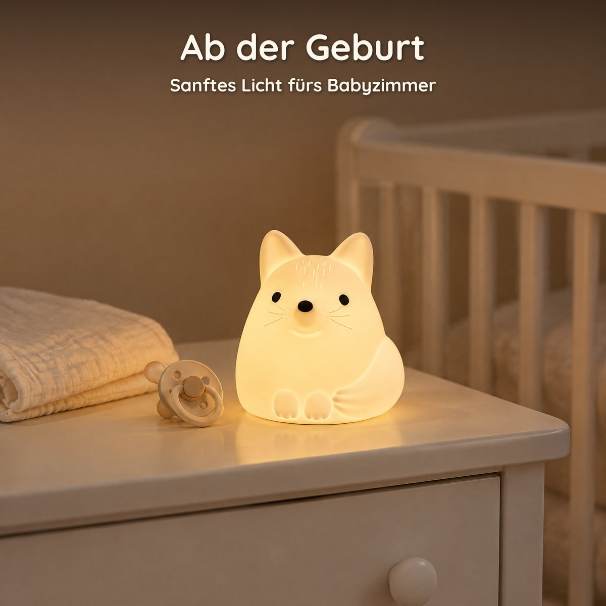 Weißes Fuchs-Nachtlicht auf einer Kommode im Babyzimmer neben einem Gitterbett, ab Geburt