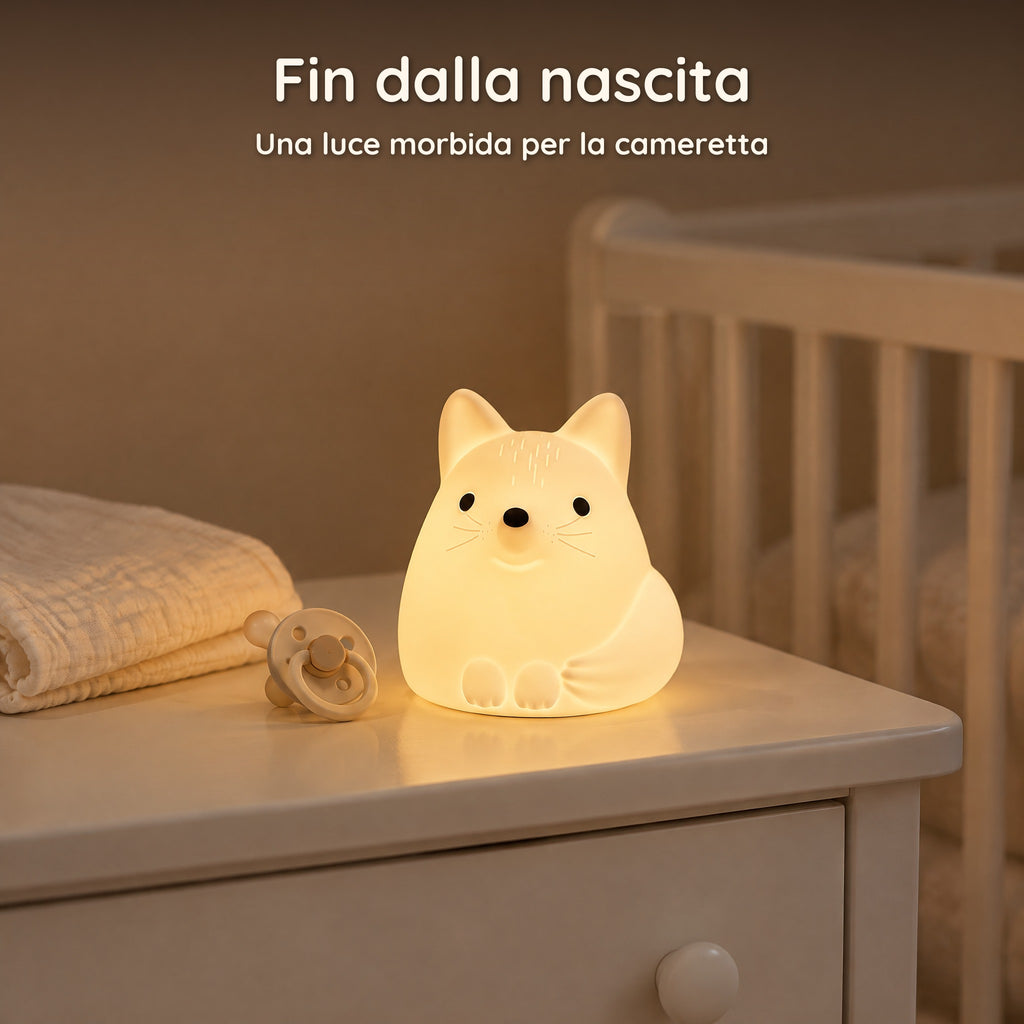 Luce notturna volpe bianca accesa su un cassettone della cameretta, accanto a un lettino, fin dalla nascita