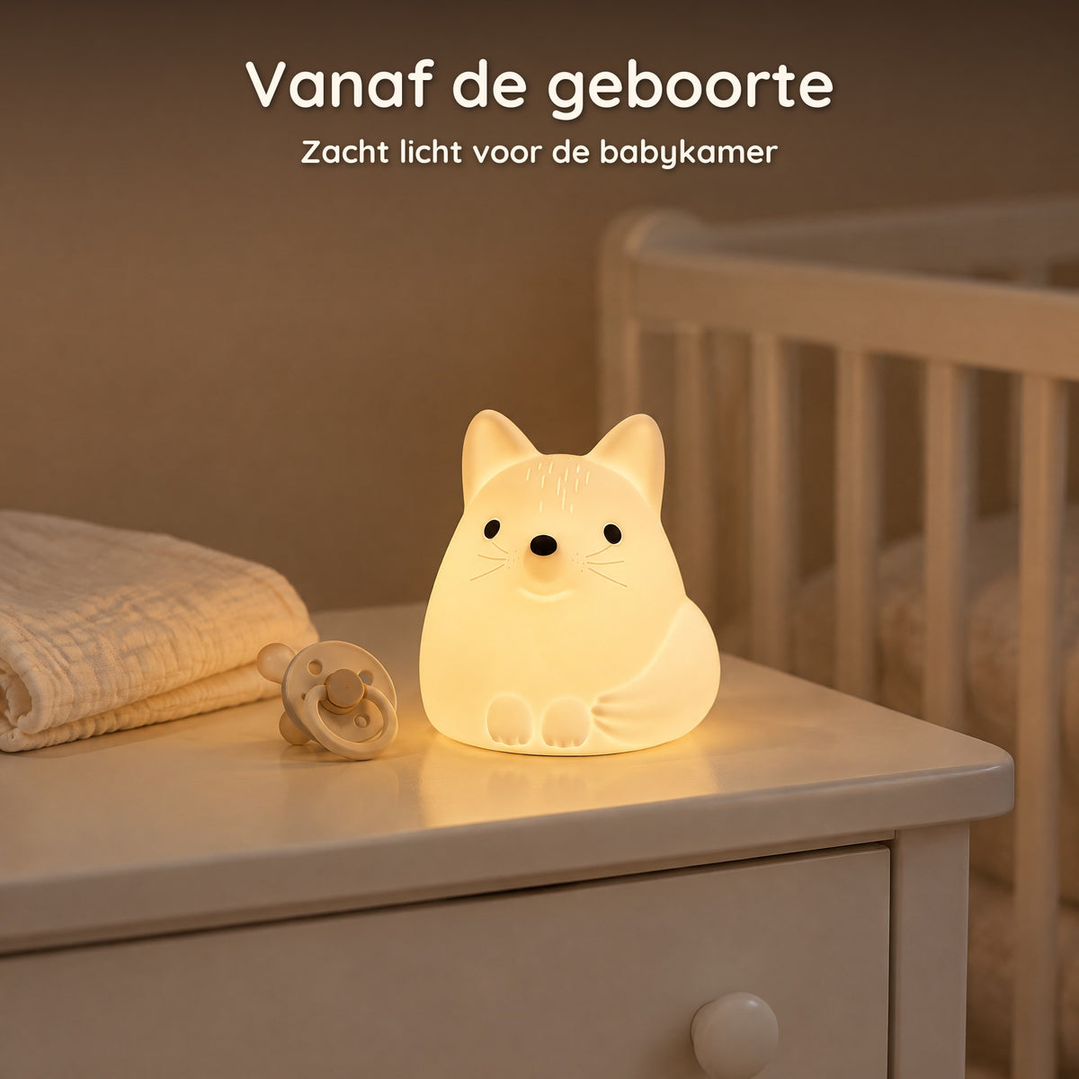 Wit vossen-nachtlampje aan op een commode in de babykamer naast een ledikant, vanaf de geboorte