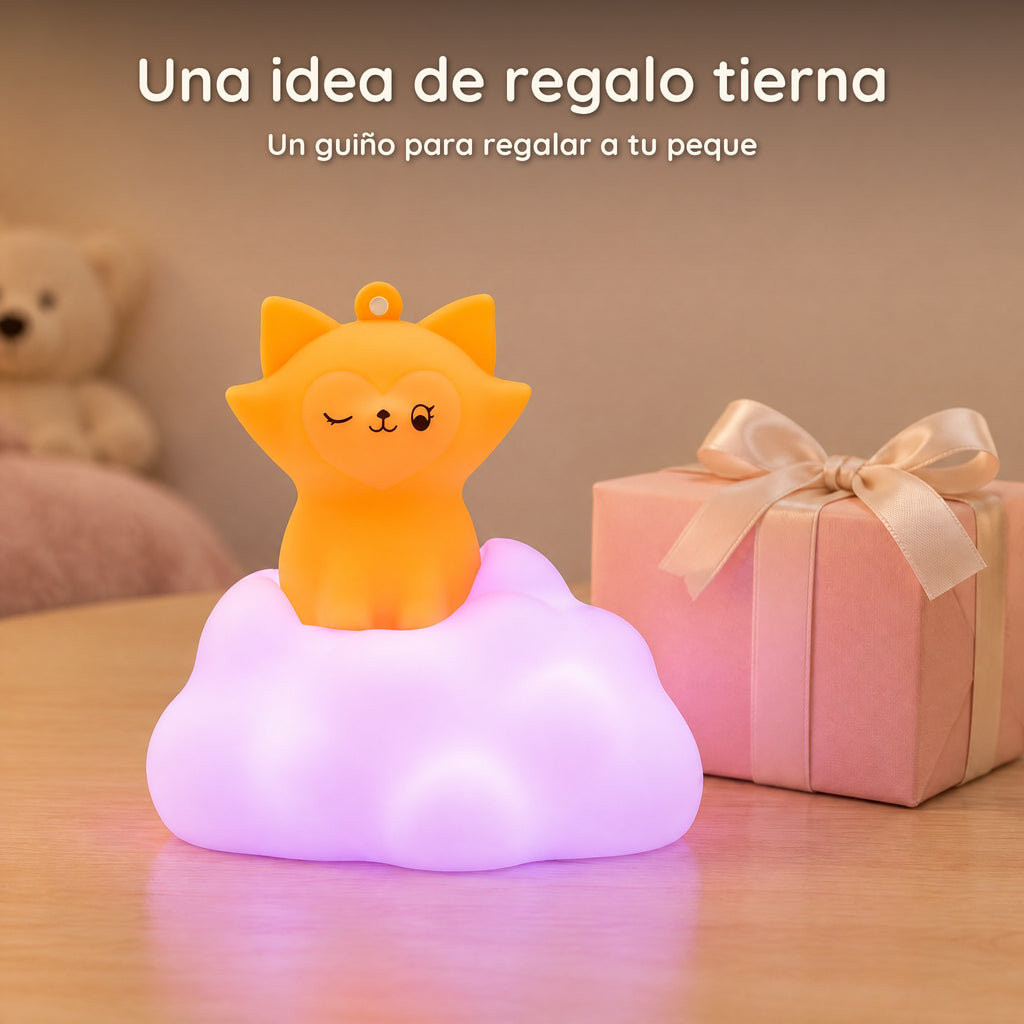 Luz quitamiedos zorro sobre nube encendida junto a un paquete de regalo, una idea de regalo tierna para un niño