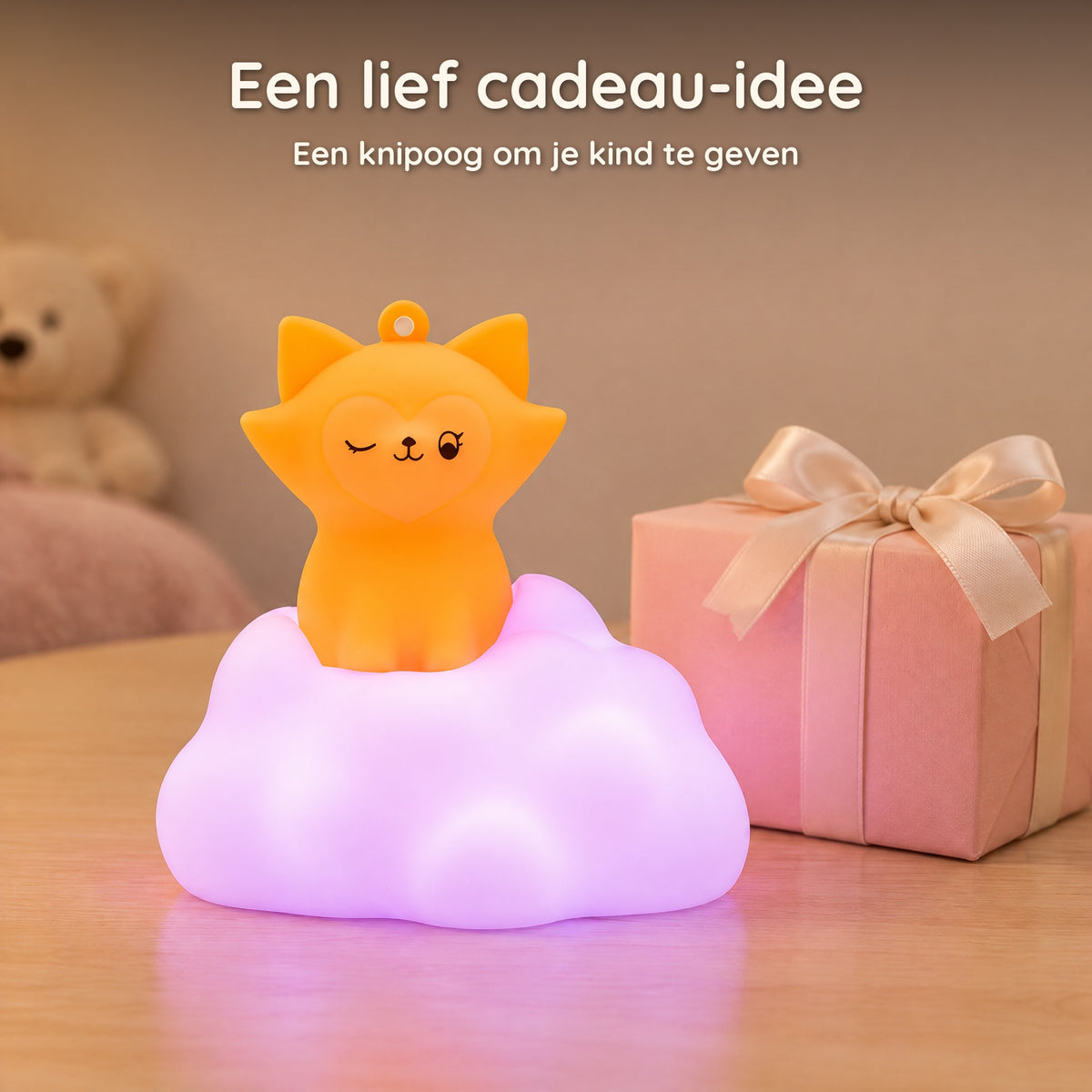 Oplichtend nachtlampje vos op wolk naast een cadeau, een lief cadeau-idee voor een kind