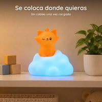 Luz quitamiedos zorro sobre nube con luz azul en una estantería de habitación infantil, sin cables una vez cargada