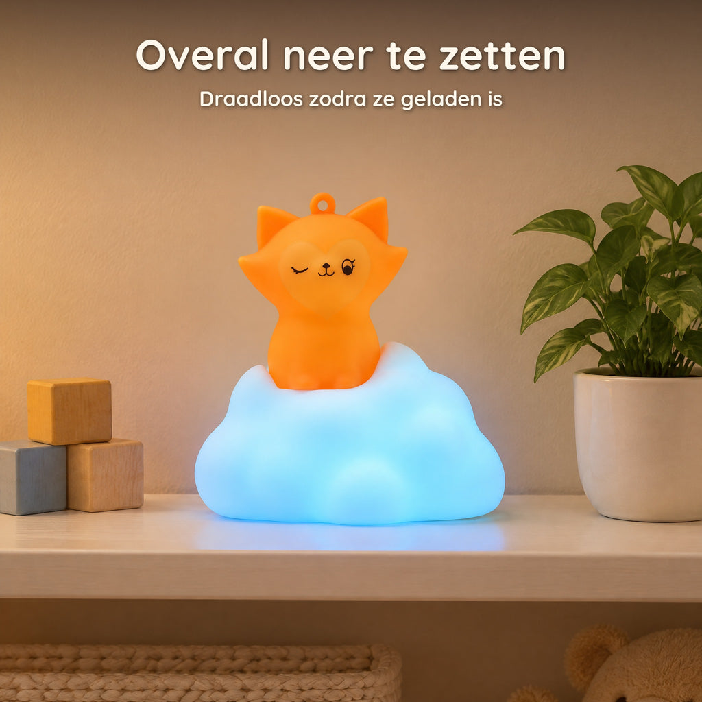 Nachtlampje vos op wolk met blauw licht op een plank in de kinderkamer, draadloos na het opladen