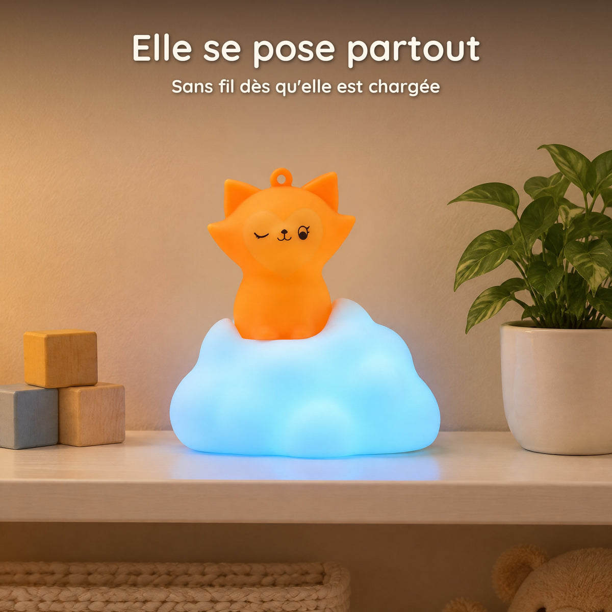 Veilleuse renard sur nuage bleu posée sur une étagère de chambre d'enfant, sans fil une fois chargée